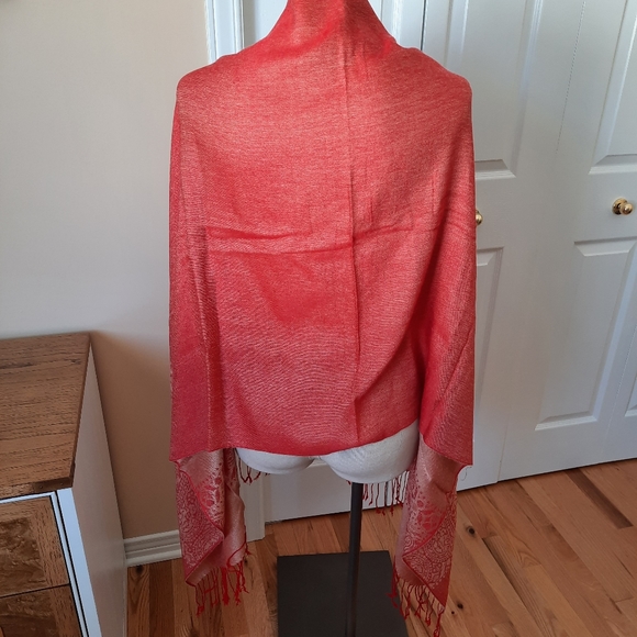 Soft, pretty scarf - Picture 4 of 7